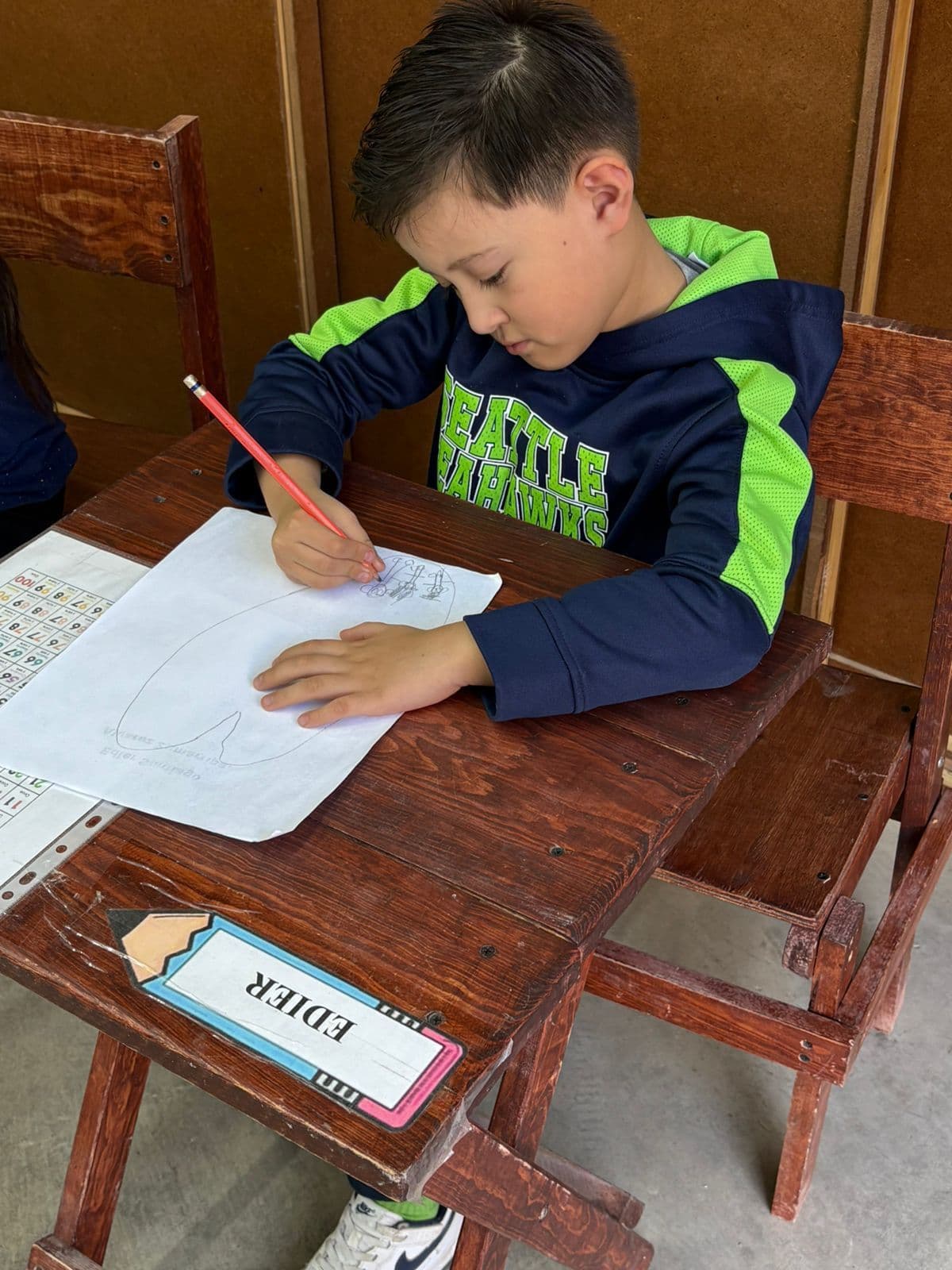 Edier trabajando en su pupitre en el Colegio San Isidro